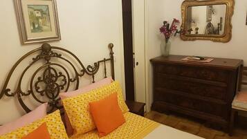 Economy Room | Individually decorated, individually furnished, desk, free WiFi