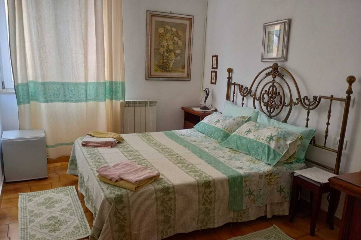 Habitación económica | Escritorio, wifi gratis, decoración individual y mobiliario individual