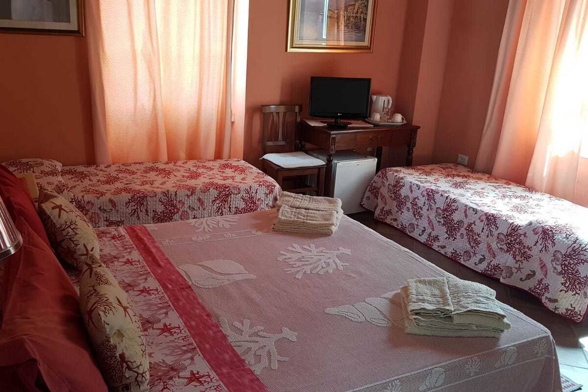 Habitación cuádruple Deluxe | Escritorio, wifi gratis, decoración individual y mobiliario individual