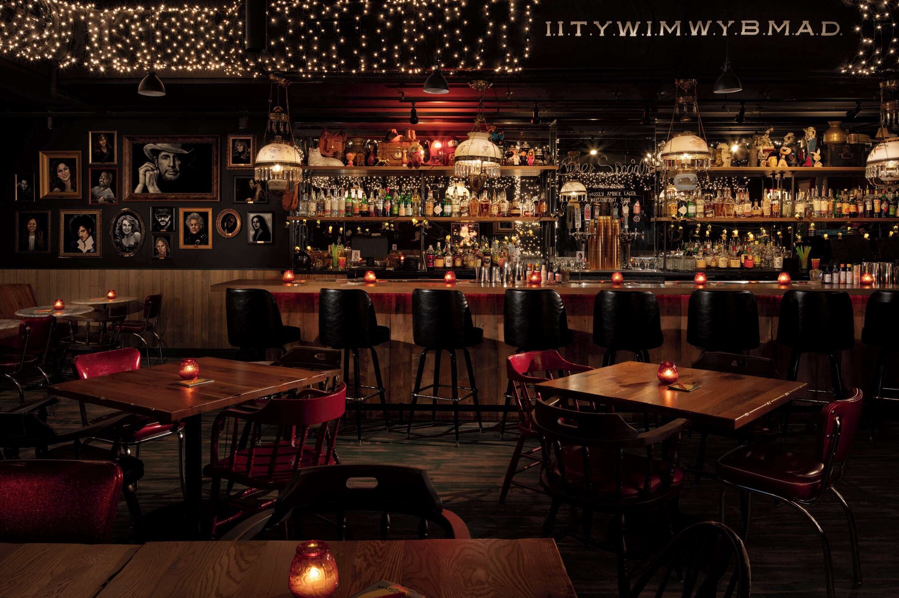 2 bars/lounges