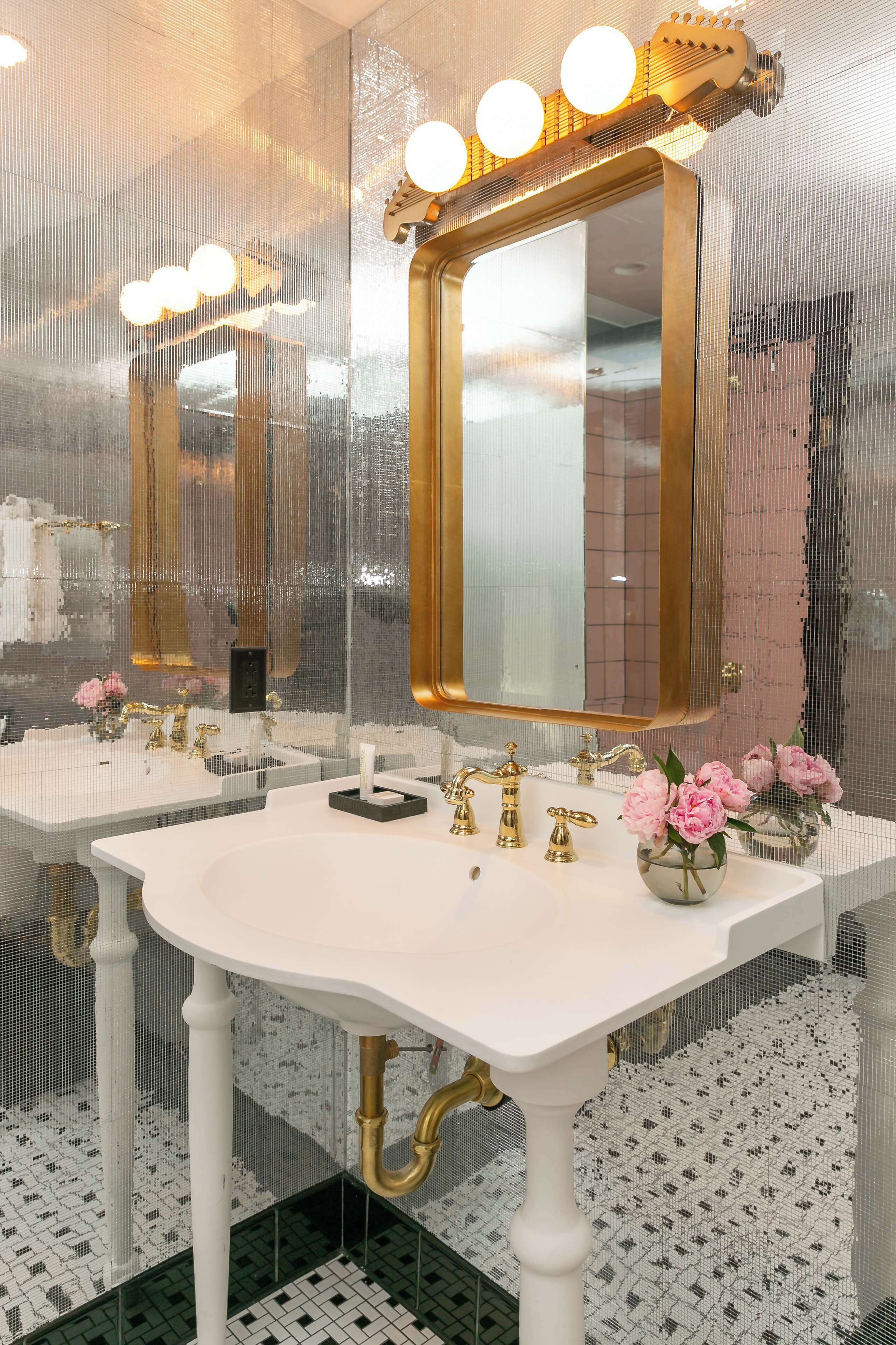 combined shower/bathtub, free toiletries, hair dryer, towels