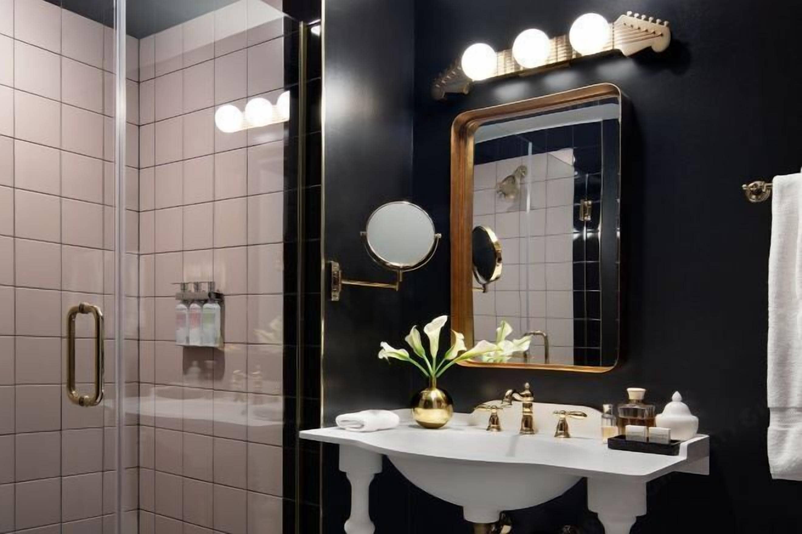 Combined shower/tub, free toiletries, hair dryer, towels