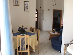 Apartment, 3 Bedrooms | In-room dining