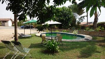 Una piscina al aire libre