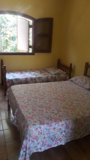 Tabla de planchar con plancha, wifi gratis y ropa de cama