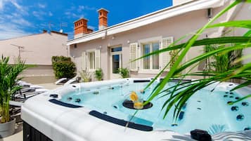 Outdoor spa tub