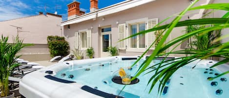 Tina de hidromasaje al aire libre