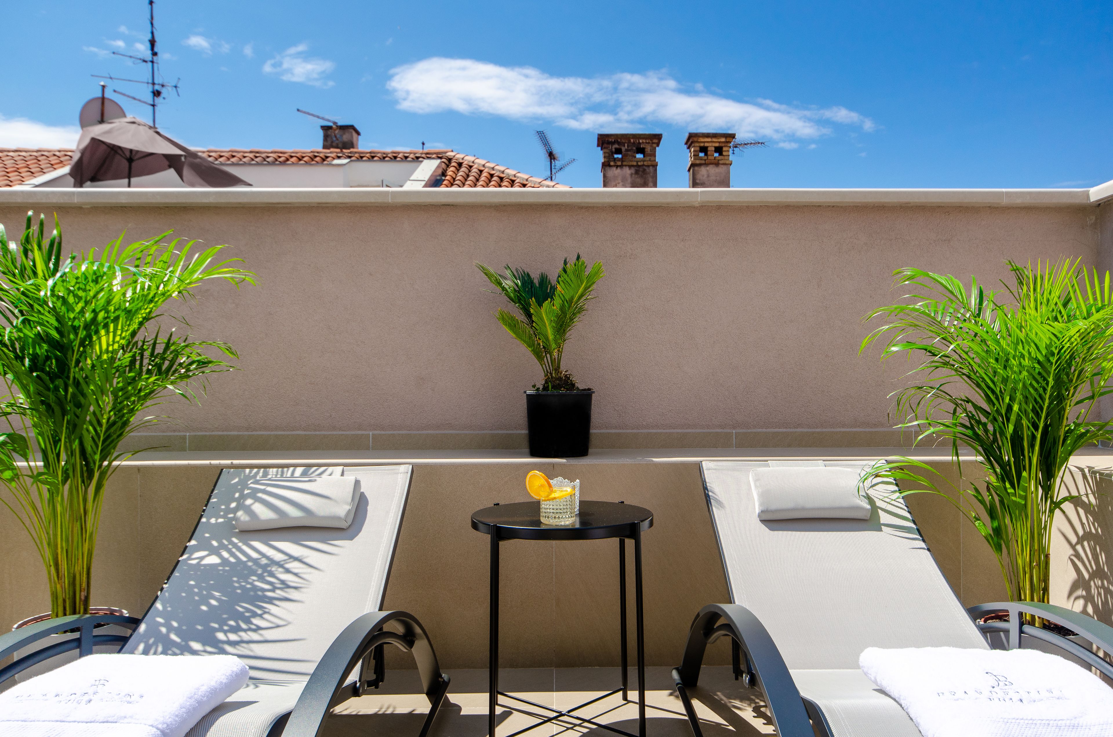 Tina de hidromasaje al aire libre