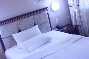 Deluxe Double Room | 1 bedroom, desk, free WiFi, bed sheets - Golden Pillow Lodge Monze (Monze)