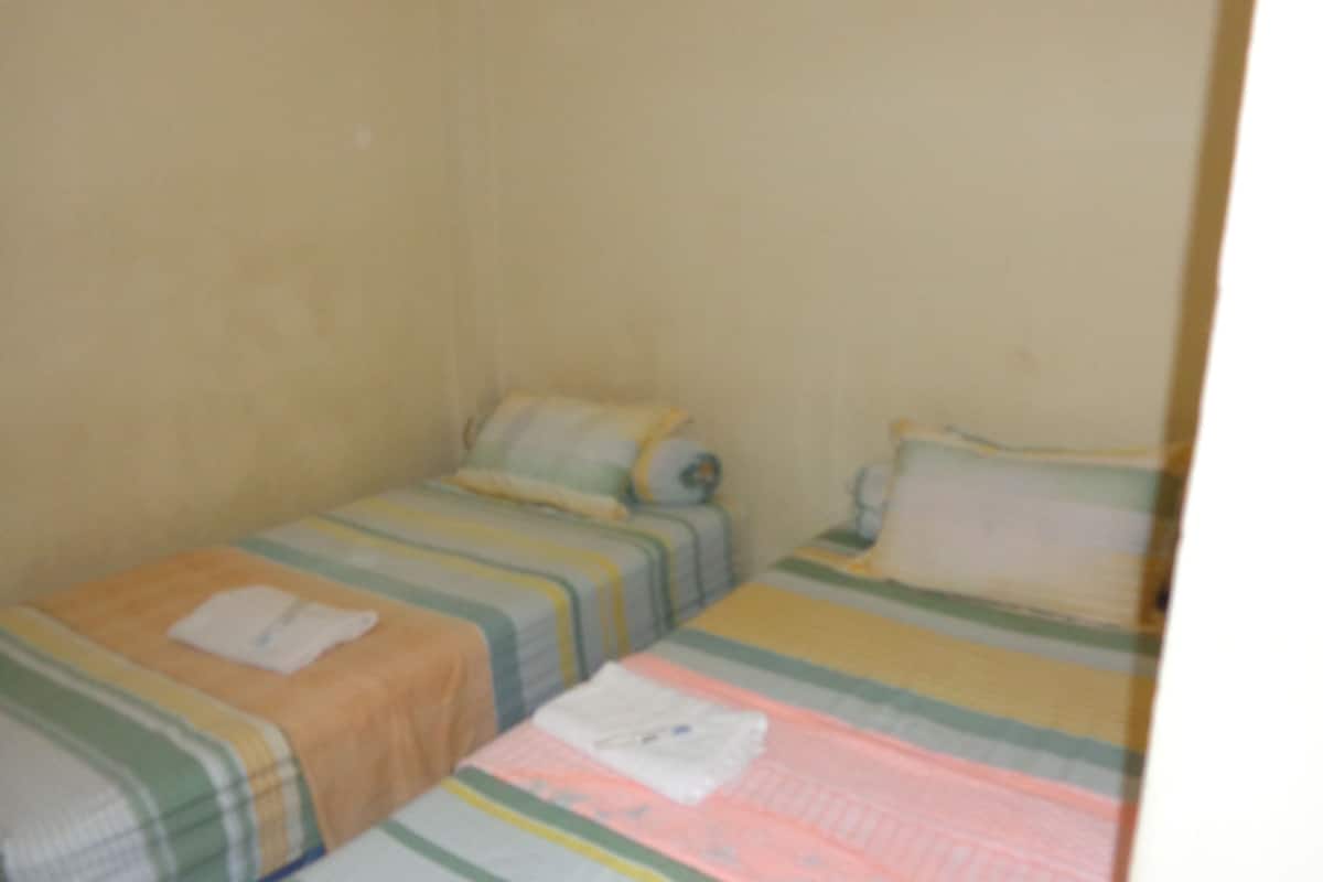 Habitación económica con 1 cama matrimonial o 2 individuales (Fan) | 1 habitación y wifi gratis