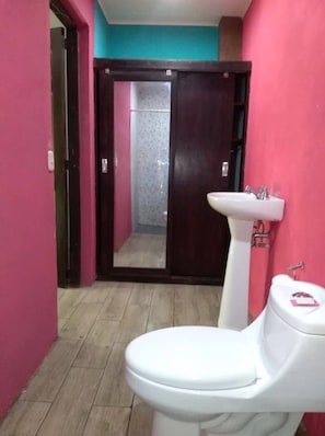 Quarto duplo econômico, 2 camas de solteiro, vista para o pátio | Banheiro | Toalhas de banho, sabonete, shampoo, papel higiênico