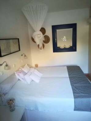 5 camere, postazione laptop, tende oscuranti, insonorizzazione