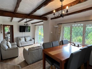 Cabaña, 3 habitaciones, baño privado (Lodge 1) | Zona de estar | Una televisión de pantalla plana