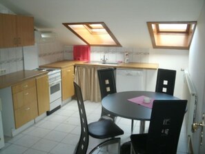 Refrigerador em uma área comum, micro-ondas em uma área comum, cooktop