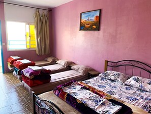 Chambre familiale | Accès au Wi-Fi (inclus), literie fournie