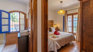 2 bedrooms, in-room safe, iron/ironing board, free WiFi