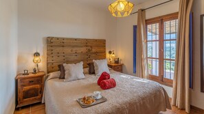 2 chambres, coffre-fort, fer et planche à repasser