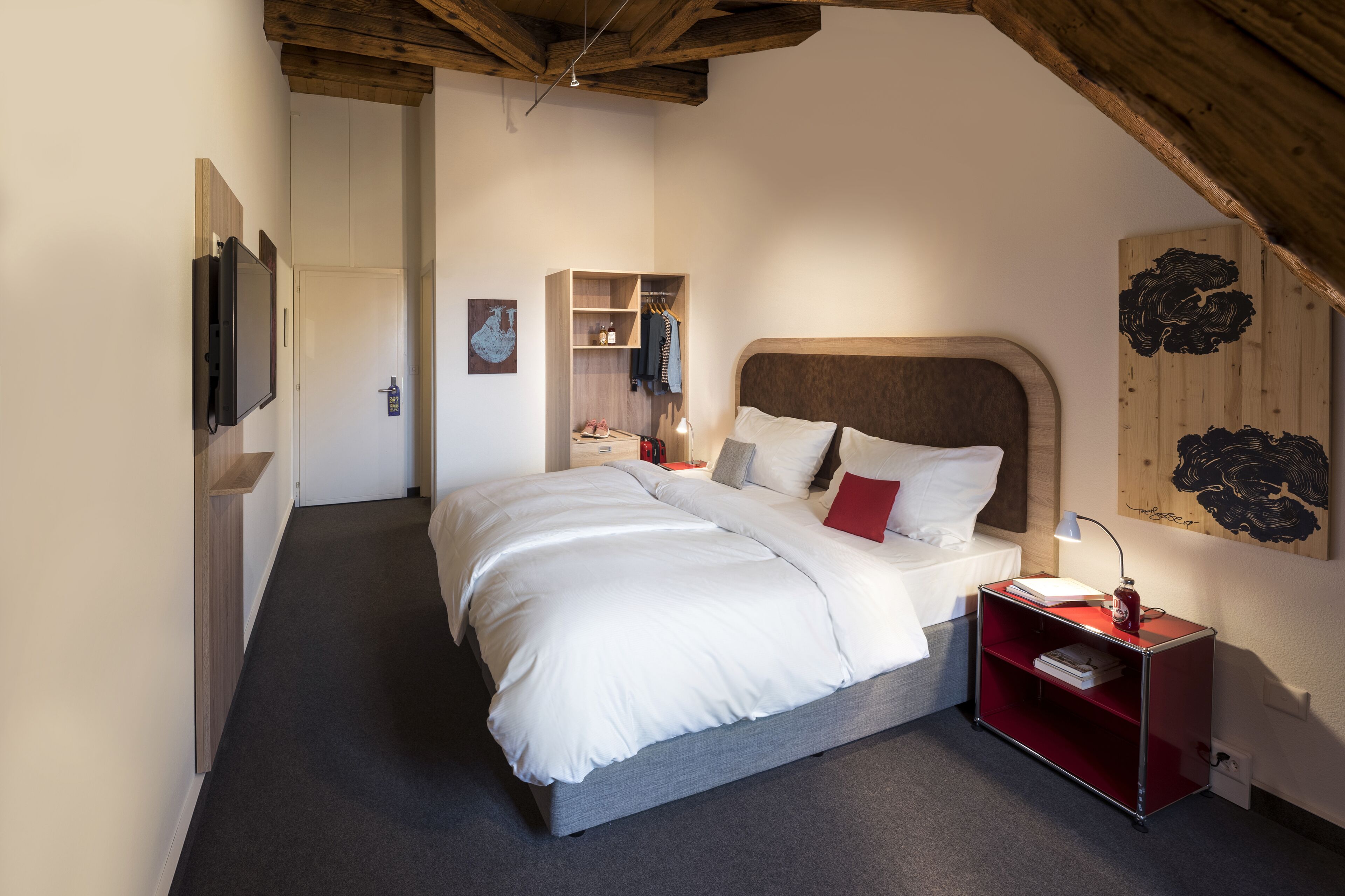 medium | in-room safe, desk, laptop workspace, free wifi