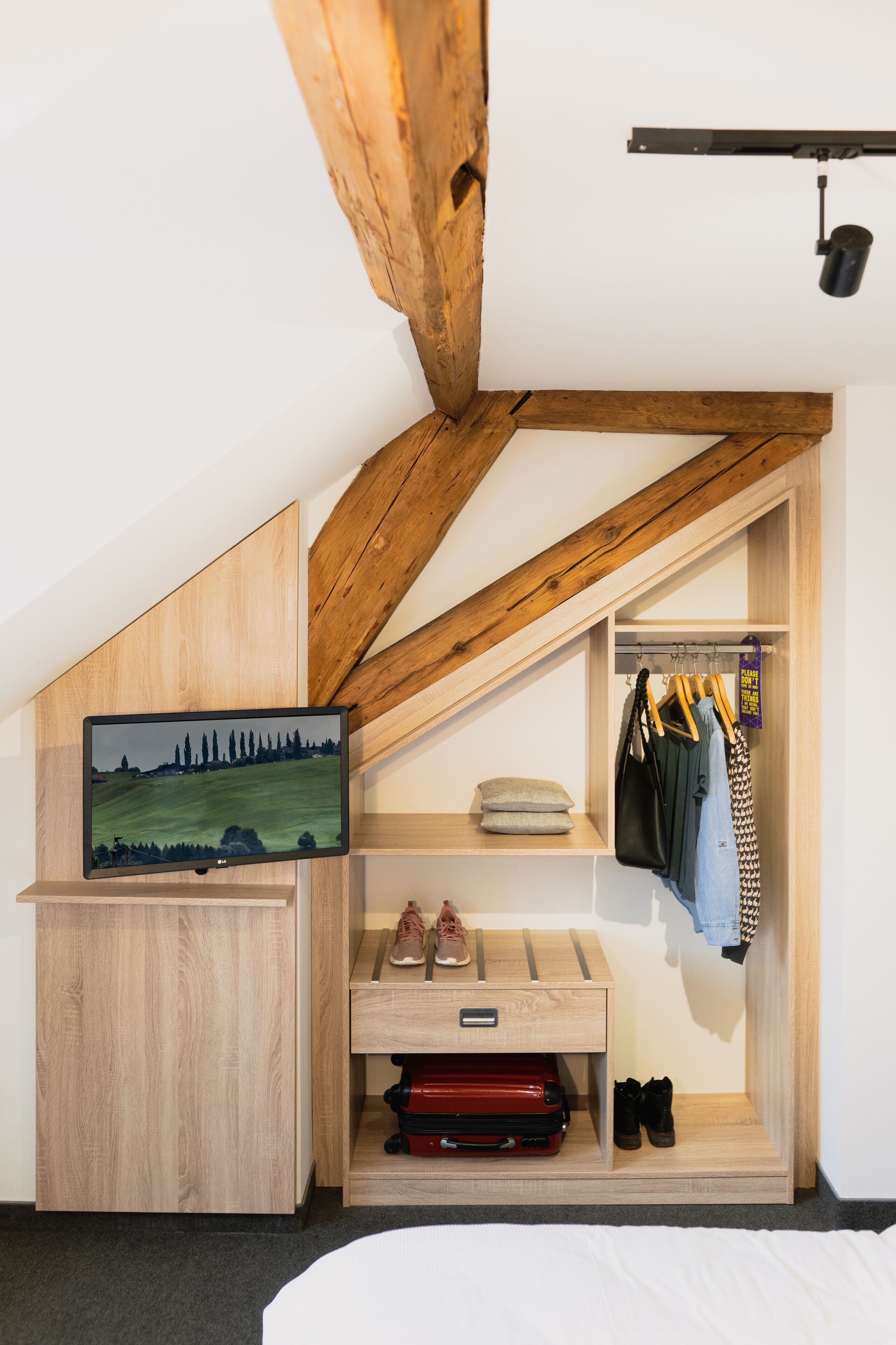 medium | in-room safe, desk, laptop workspace, free wifi