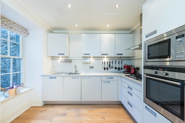 Apartment (2 Bedrooms) | Eigene Küche | Kühlschrank, Mikrowelle, Ofen, Wasserkocher mit Kaffee-/Teezubehör