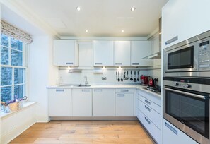 Apartment (2 Bedrooms) | Private kitchen | Fridge, microwave, oven, coffee/tea maker - JOIVY Luxury Carlton Terrace Main Door Apartment (Edinburgh)