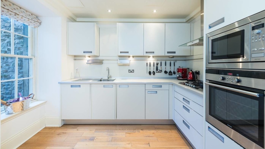 JOIVY Luxury Carlton Terrace Main Door Apartment
