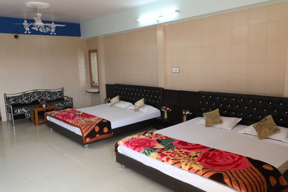 Habitación triple familiar | Ropa de cama de alta calidad y caja de seguridad en la habitación 