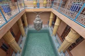 室外游泳池，提供泳池遮陽傘和日光浴躺椅