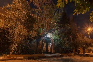 Façade de l’hébergement - soirée/nuit