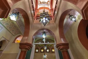تفاصيل الفندق من الداخل