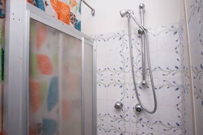 Shower, bidet, towels - N129 - Numana, three-room apartment with sea view 200mt from the beach (Marcelli)