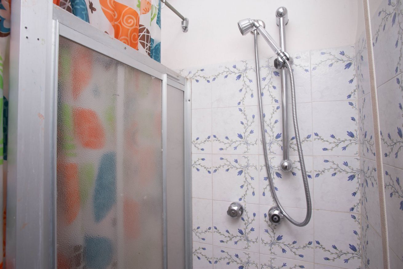 Regadera, bidet, toallas 