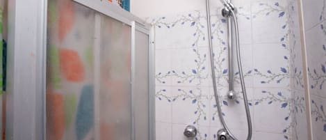 Regadera, bidet, toallas