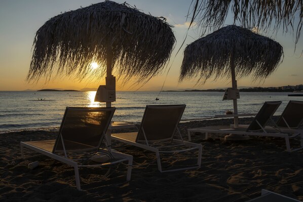 On the beach - Amazing Beach Front Apartment in the Athens Riviera (Vouliagmeni)