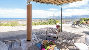 A covered outdoor patio with a view of the city and mountains. - Villa Sun Total Relax (Alcamo)