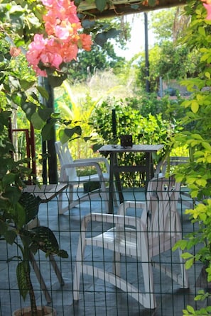 Outdoor dining - Gite des Acacias (Carreau Accacia)