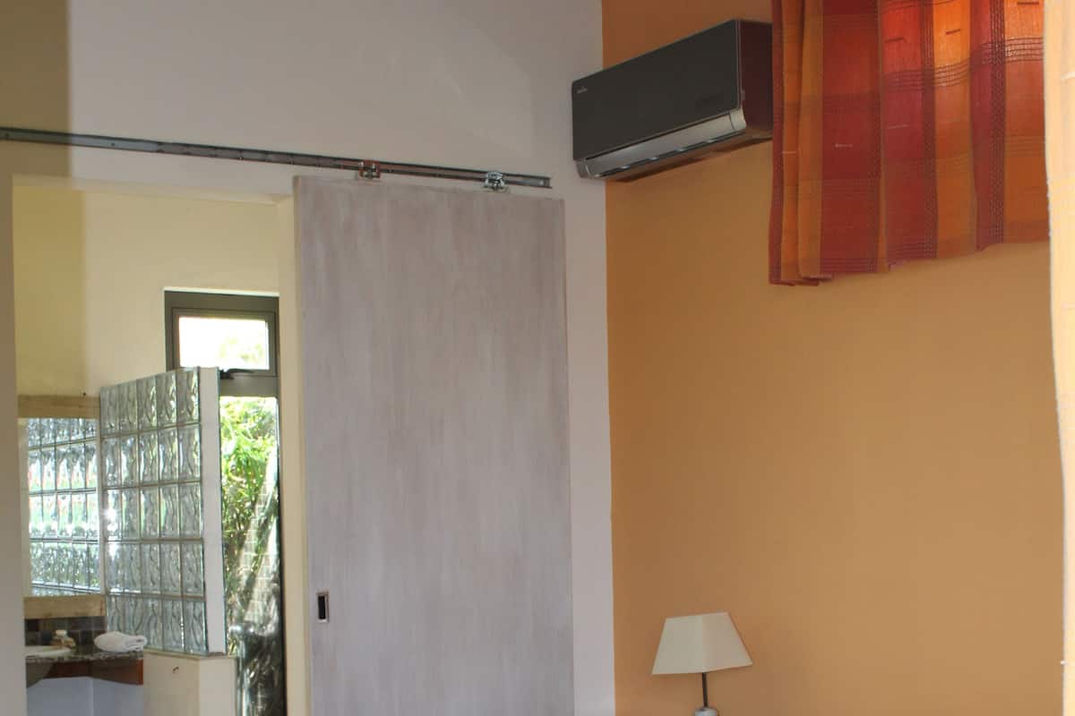 Doppia Standard, vista giardino | Biancheria da letto di alta qualità, minibar, una cassaforte in camera
