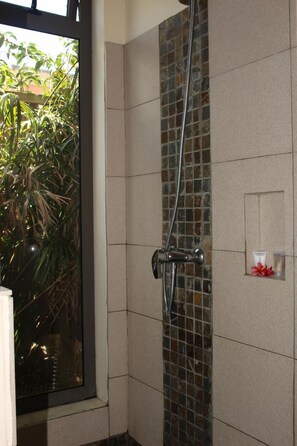 Shower, towels, soap, shampoo - Gite des Acacias (Carreau Accacia)