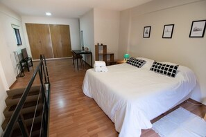 Apartamento, 1 cama Queen, banheiro privativo | Ferros/tábuas de passar roupa, Wi-Fi de cortesia, roupa de cama