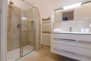 Lägenhet - 2 sovrum - privat pool | Badrum | Dusch, hårtork, bidé och handdukar