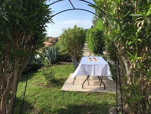 Outdoor dining - Rustico Belvedere (Soiano del Lago)