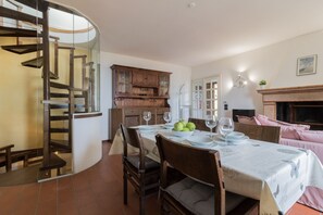 Appartamento, 2 camere da letto, piscina privata | Pasti in camera