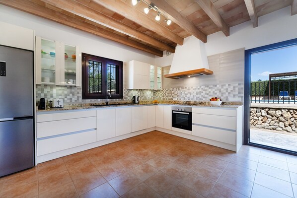 Een koelkast, een microgolfoven, een oven, een vaatwasser