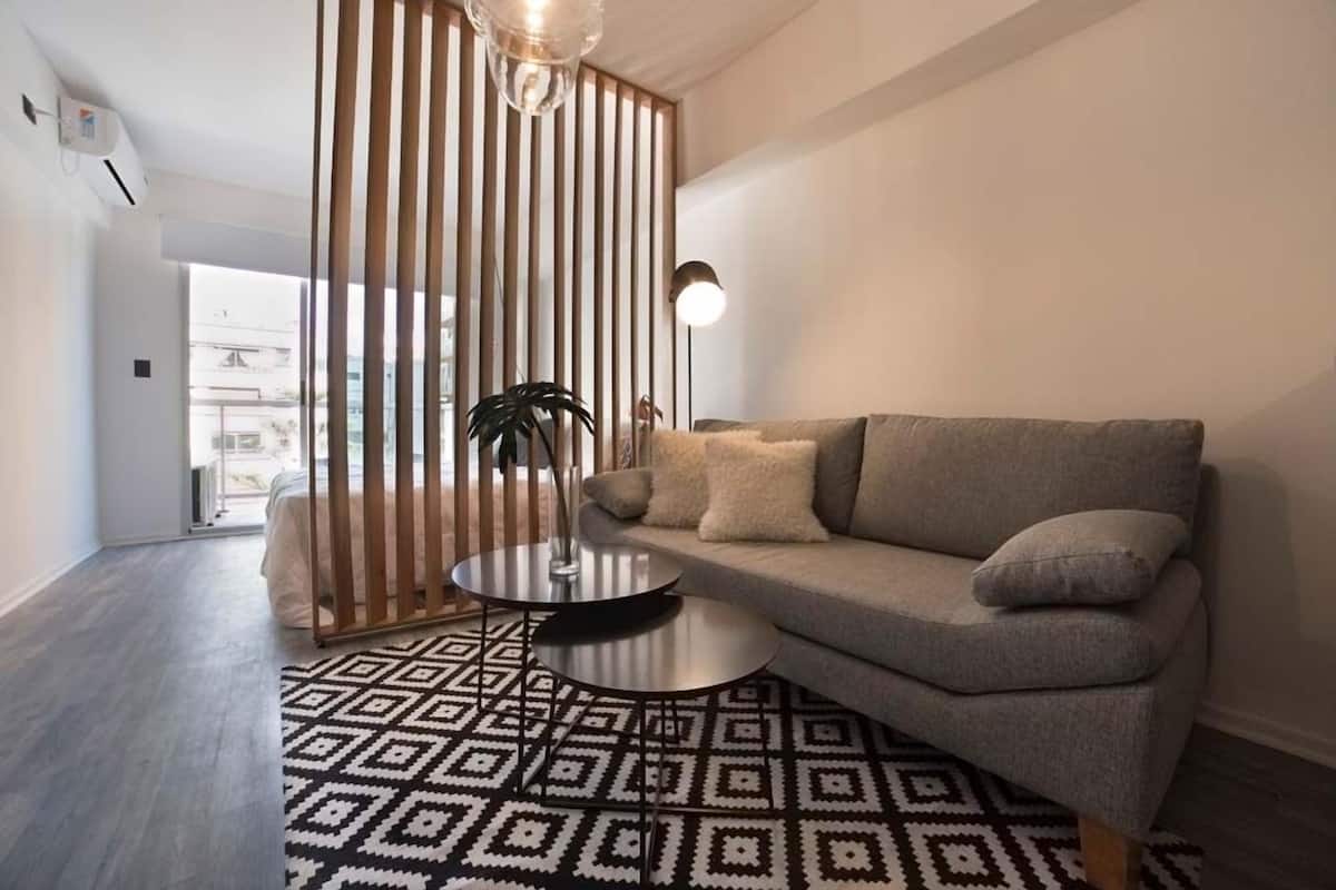 Estudi en suite, bany privat | Planxa i posts de planxar, wifi gratuïta i roba de llit