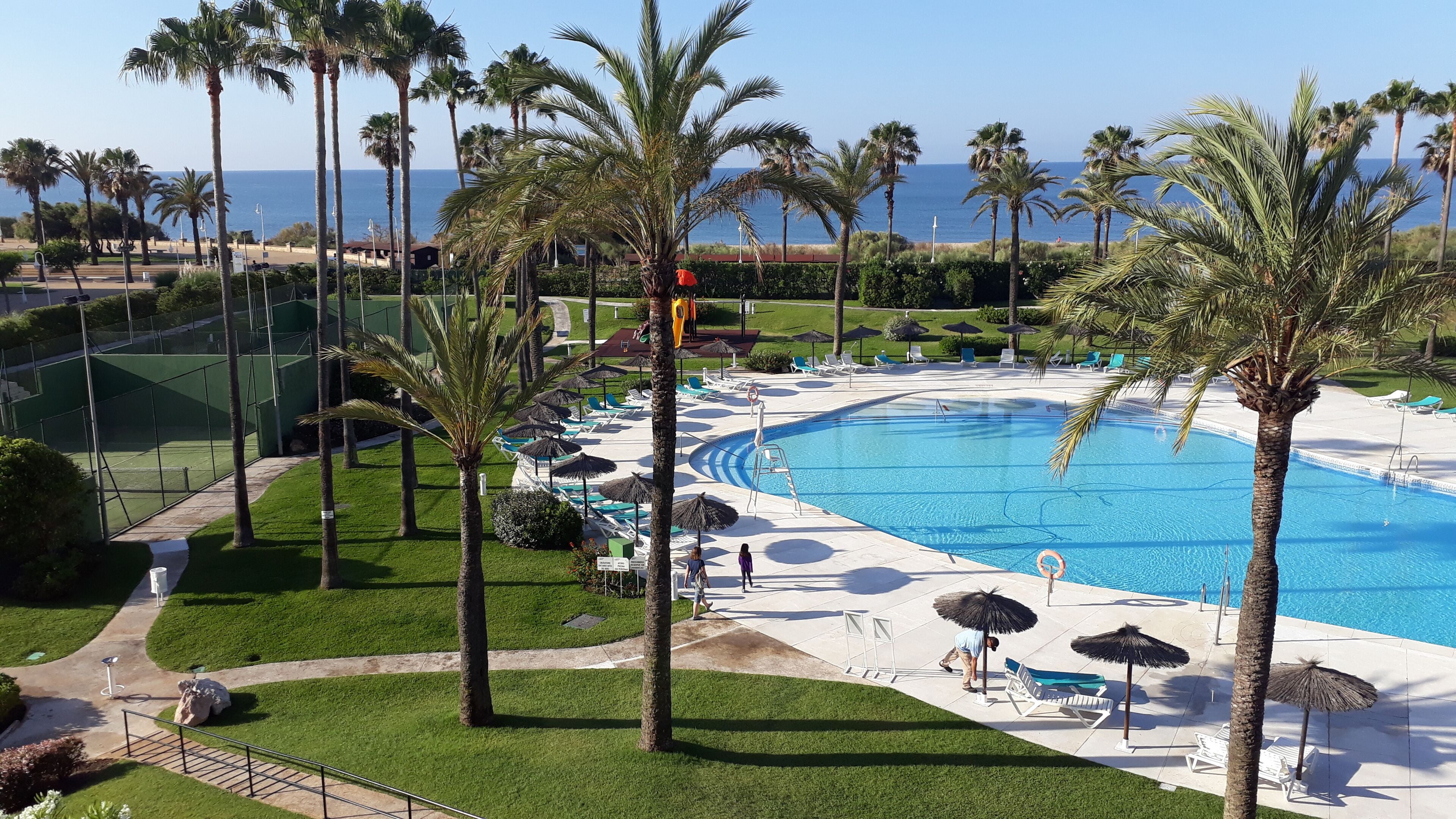 시즌별로 운영되는 야외 수영장