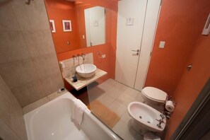 Studiosuite, 1 Queen-Bett, eigenes Bad | Badezimmer | Duschwanne, Haartrockner, Handtücher, Seife