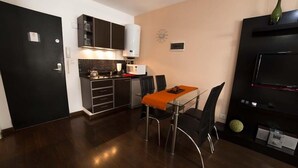 Studio Suite, 1 Queen Bed, Private Bathroom | Shared kitchen - Azcuenaga & Peña (Buenos Aires)