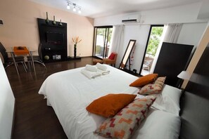 Studio Suite, 1 Queen Bed, Private Bathroom | Iron/ironing board, free WiFi, bed sheets - Azcuenaga & Peña (Buenos Aires)