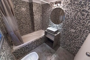 Apartamento, 1 cama Queen, banheiro privativo | Banheiro | Chuveiro/banheira combinados, secador de cabelo, toalhas de banho 
