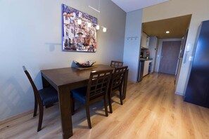 Geladeira, micro-ondas, cafeteira/chaleira